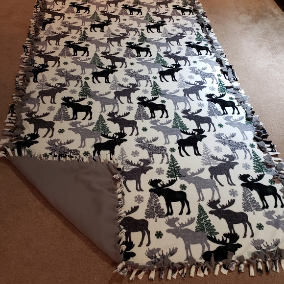 Hand made large fleece blanket - Picture 2 of 2